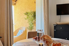 Dining - Renovated apartment, terrace and sea view, 5 minutes from the center in a quiet street! (Sainte-Maxime)