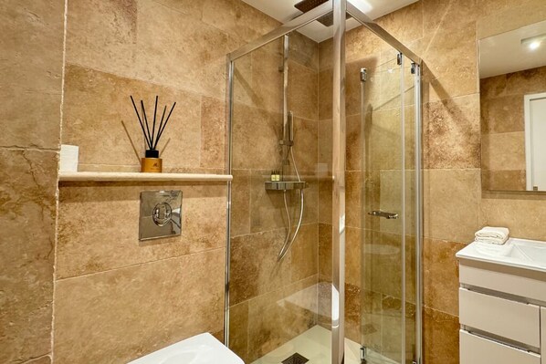 Hair dryer, towels, soap, toilet paper - Renovated apartment, terrace and sea view, 5 minutes from the center in a quiet street! (Sainte-Maxime)