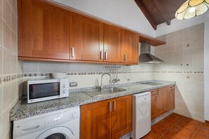 Réfrigérateur, micro-ondes, plaque de cuisson, cafetière/bouilloire