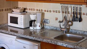 Kühlschrank, Mikrowelle, Herdplatte, Wasserkocher mit Kaffee-/Teezubehör