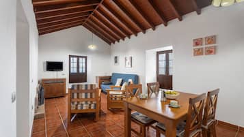 Televisión y chimenea