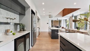 Jääkaappi, mikroaaltouuni, uuni, liesi