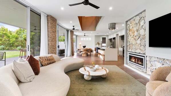 Smart TV, fireplace