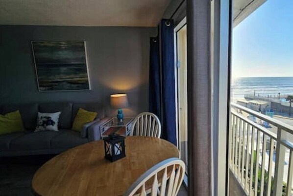 Living area - Sunrise Retreat - Sleeps 2 (Daytona Beach)