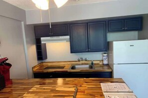 Private kitchen - Sunrise Retreat - Sleeps 2 (Daytona Beach)