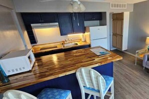 Private kitchen - Sunrise Retreat - Sleeps 2 (Daytona Beach)