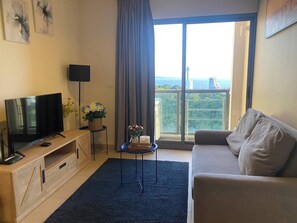 Apartment, 2 Bedrooms, Accessible, Smoking | Living room