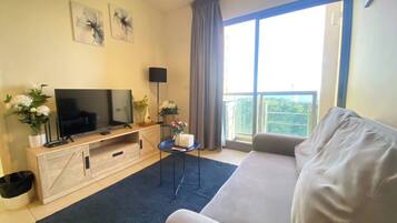 Apartment, 2 Bedrooms, Accessible, Smoking | Living room