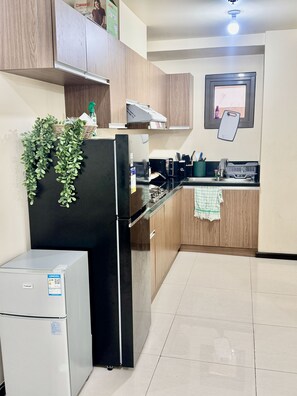 Signature Condo, 2 Bedrooms, Non Smoking, Kitchen | Private kitchen | Fridge, microwave, stovetop, cookware/dishes/utensils - Radiance Manila bay 2 br & 3 bath (Pasay)