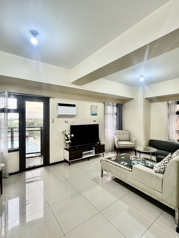 Signature Condo, 2 Bedrooms, Non Smoking, Kitchen | Living room | 40-inch plasma TV with digital channels - Radiance Manila bay 2 br & 3 bath (Pasay)