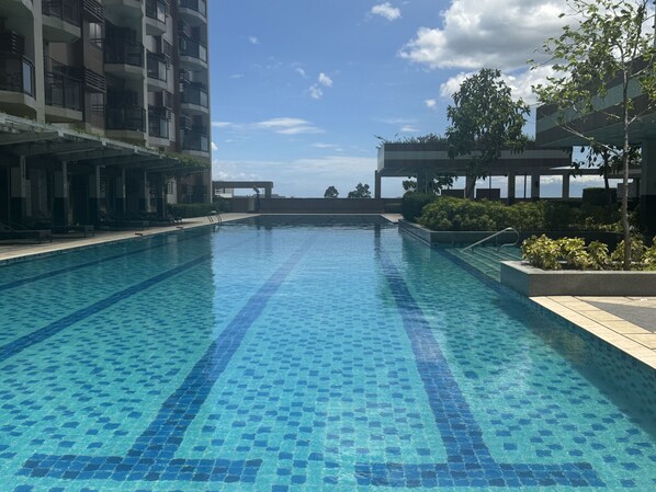 Outdoor pool - Radiance Manila bay 2 br & 3 bath (Pasay)
