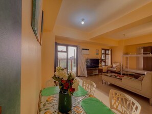 Signature-Apartment, 2 Schlafzimmer, Nichtraucher, Küche | Essbereich im Zimmer