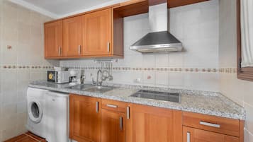 Kylskåp, mikrovågsugn, spishäll och kaffe- och tebryggare