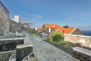 Outdoor dining - Apartment El Peral in 'Casa Rural Los Perales' with Sea Views, Shared Terrace and Wi-Fi (Mocanal)