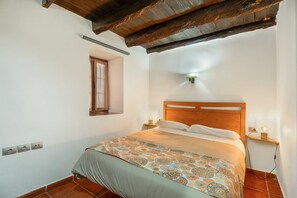 1 slaapkamer, een strijkplank/strijkijzer, wifi, beddengoed