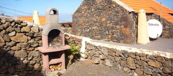 Apartment El Peral in 'Casa Rural Los Perales' with Sea Views, Shared Terrace and Wi-Fi