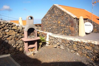 Apartment El Peral in 'Casa Rural Los Perales' with Sea Views, Shared Terrace and Wi-Fi
