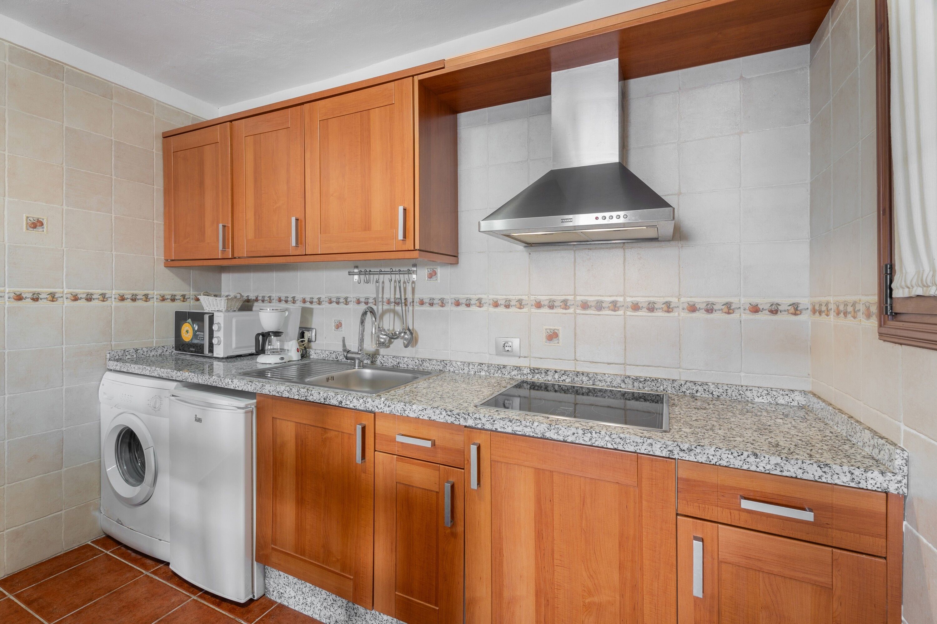 Frigorífico, microondas, placa de cocina y cafetera o tetera