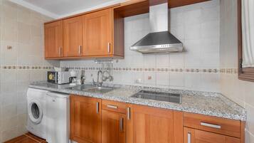 Frigorífico, microondas, placa de cocina y cafetera o tetera