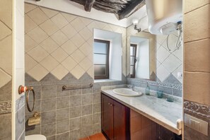 Shower, hair dryer, towels - Apartment El Peral in 'Casa Rural Los Perales' with Sea Views, Shared Terrace and Wi-Fi (Mocanal)