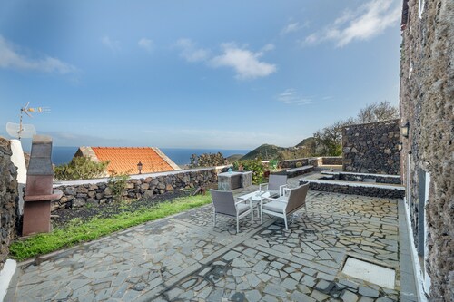 Apartment El Peral in 'Casa Rural Los Perales' with Sea Views, Shared Terrace and Wi-Fi