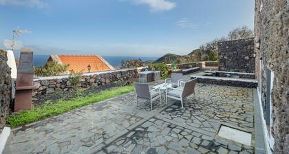 Apartment El Peral in 'Casa Rural Los Perales' with Sea Views, Shared Terrace and Wi-Fi