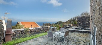 Apartment El Peral in 'Casa Rural Los Perales' with Sea Views, Shared Terrace and Wi-Fi