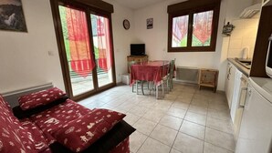 A compact room with a bed, a small dining table, and a kitchenette. - 1st floor, balcony, tv, 35m², Villard de Lans (Villard-de-Lans)