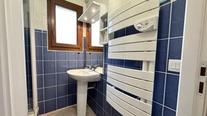A bathroom with a sink, a window, and a towel rack. - 1st floor, balcony, tv, 35m², Villard de Lans (Villard-de-Lans)