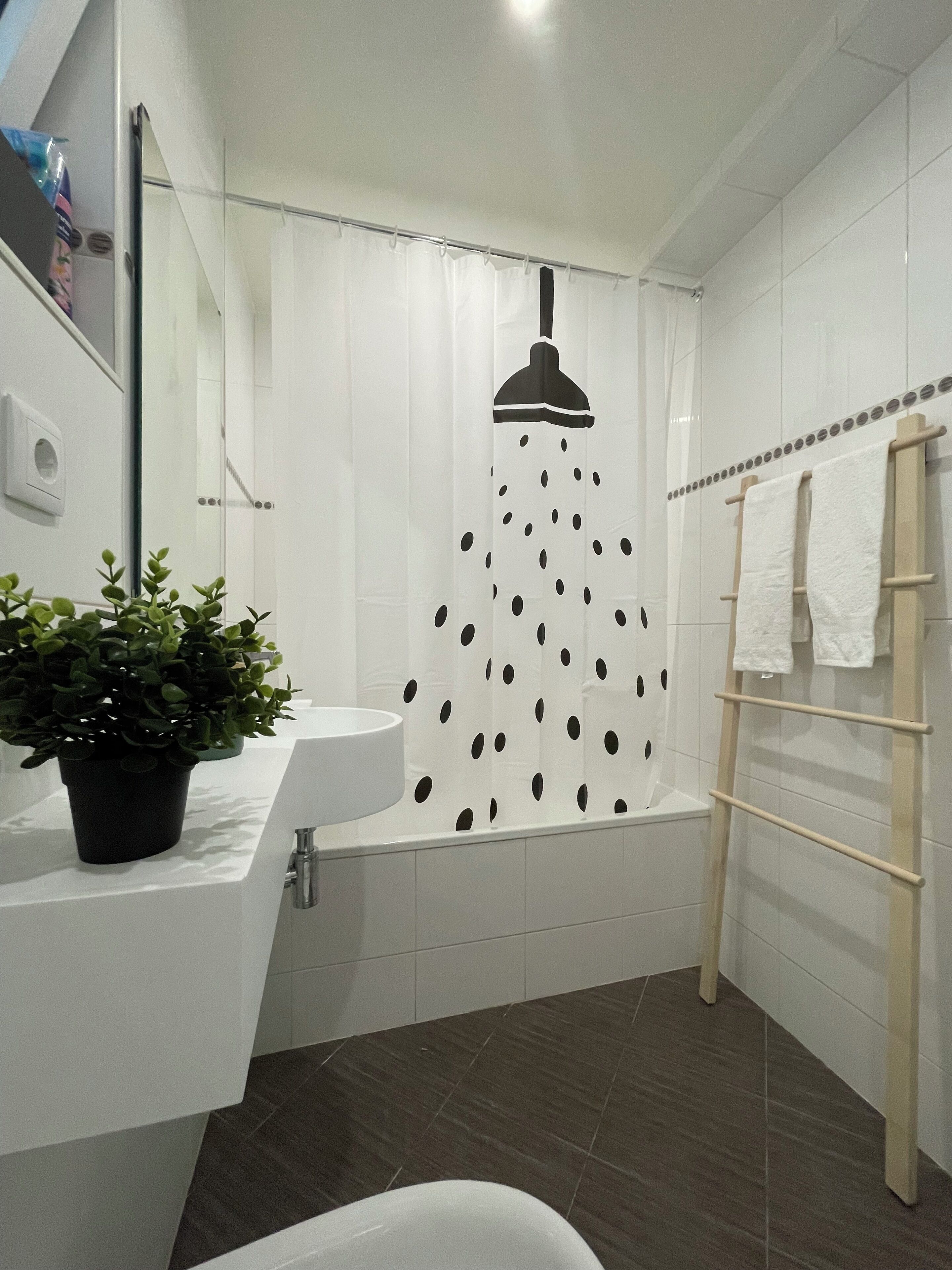 Een haardroger, een bidet, handdoeken, zeep
