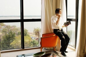 Quarto casal superior, 2 camas Queen, vista para o rio | Cofres nos quartos, Wi-Fi de cortesia