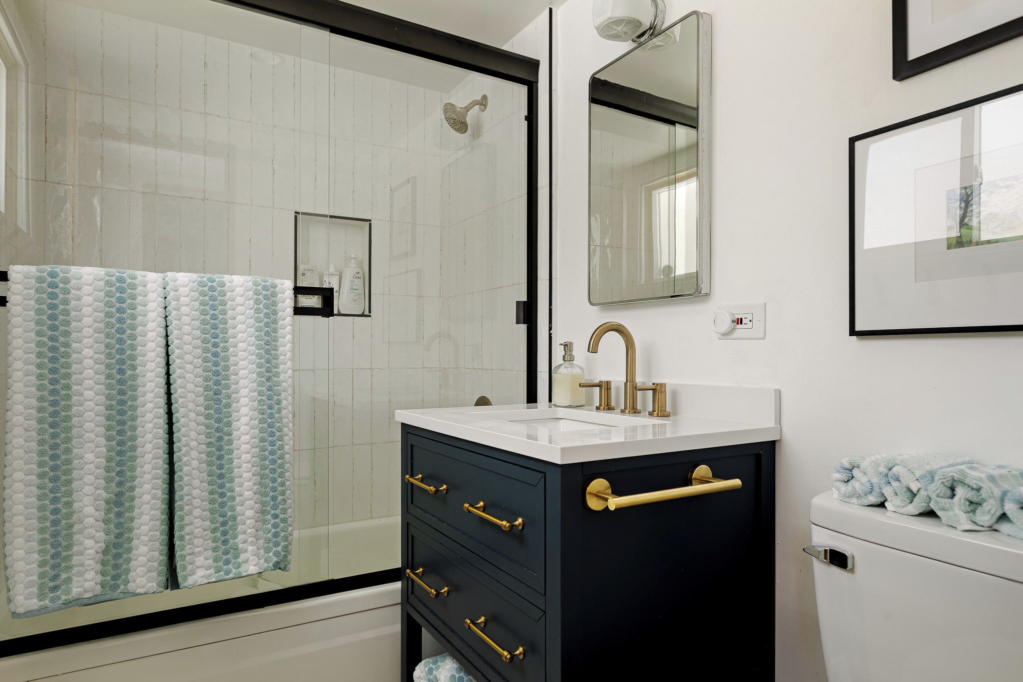 Een haardroger, handdoeken, zeep, shampoo