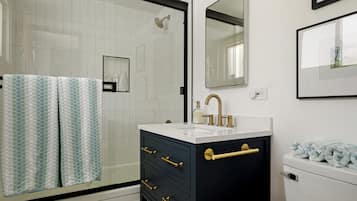 Een haardroger, handdoeken, zeep, shampoo