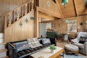 Smart TV, chimenea y libros 