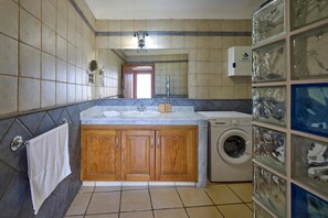 Bruser, hårtørrer, håndklæder