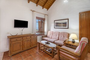 TV - Apartment 'El Ciruelo' with Sea Views, Shared Terrace and Wi-Fi (Valverde)
