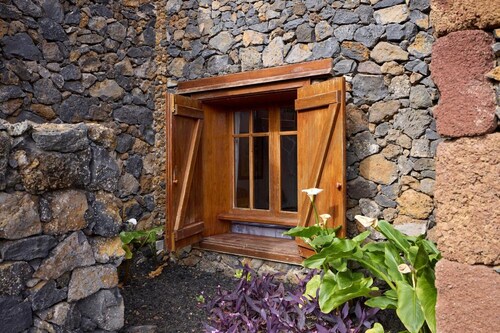 Apartment 'El Ciruelo' with Sea Views, Shared Terrace and Wi-Fi