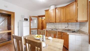 Frigorífico, microondas, placa de cocina y cafetera o tetera