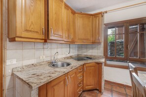 Fridge, microwave, stovetop, coffee/tea maker - Country House 'El Almendro' with Sea Views, Shared Terrace and Wi-Fi (El Mocanal)