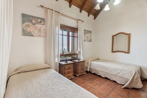 2 bedrooms, iron/ironing board, WiFi, bed sheets - Country House 'El Almendro' with Sea Views, Shared Terrace and Wi-Fi (El Mocanal)