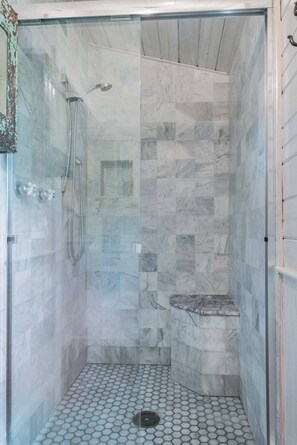 Shower, hair dryer, towels, soap - 119 Kings Ferry Way Historic Cottage (St. Augustine)