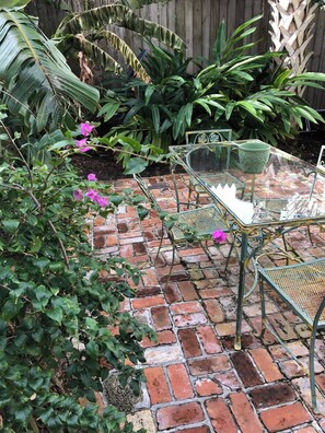 屋外ダイニングエリア