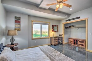 3 bedrooms, desk, iron/ironing board, WiFi - Dog-Friendly River Retreat | Private Lower Unit (Belfry)