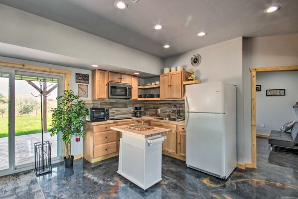 Refrigerador, microondas, parrilla de estufa y cafetera y tetera 