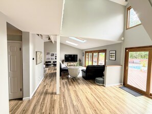 Smart TV, ping pong, books - Near Creekside Gahanna, Easton, and the airport. Beautiful, Modern Retreat" (Columbus)