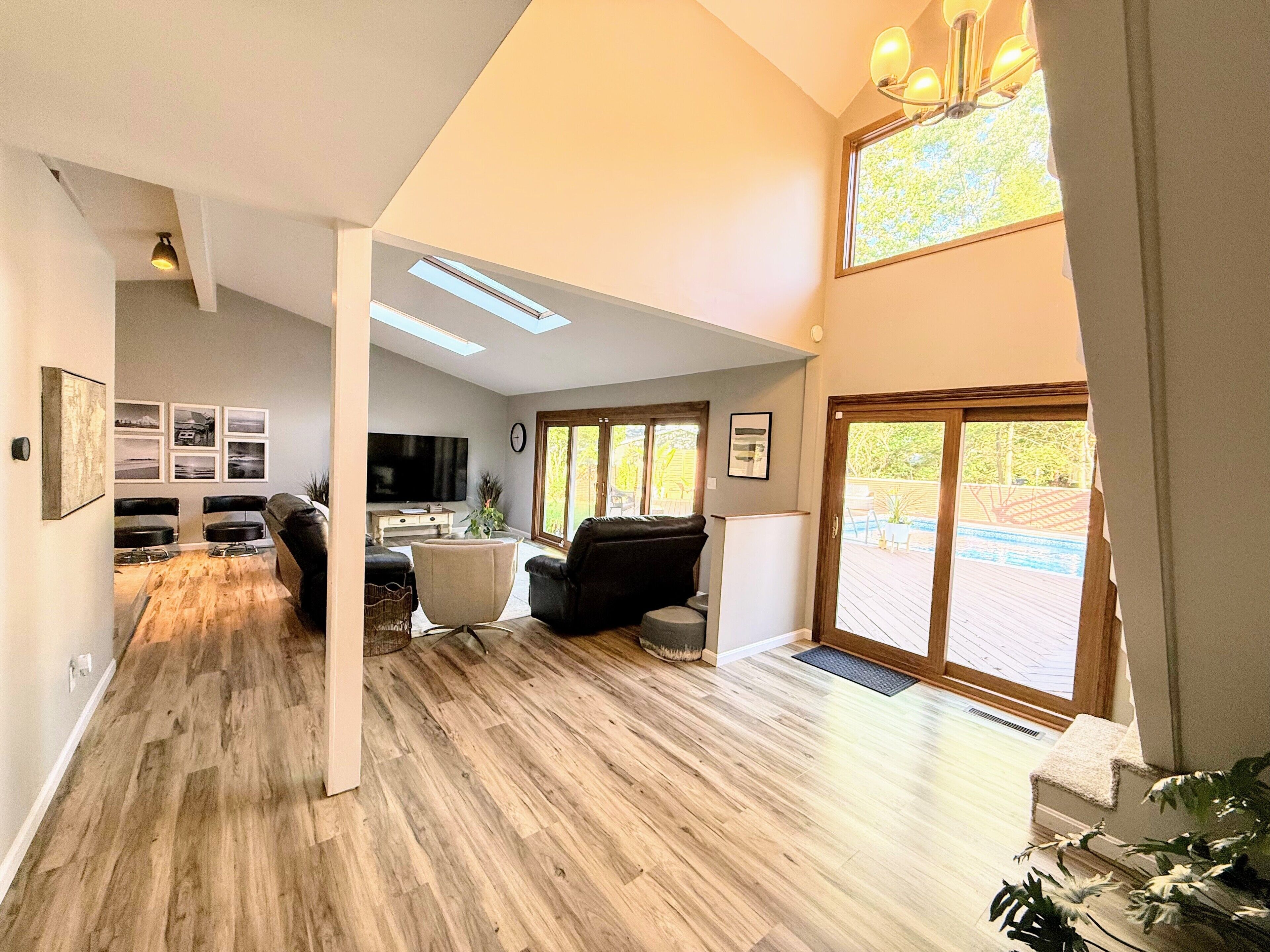 Älytelevisio, pöytätennispöytä, kirjoja