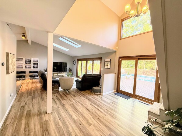 Smart TV, ping pong, books - Near Creekside Gahanna, Easton, and the airport. Beautiful, Modern Retreat" (Columbus)