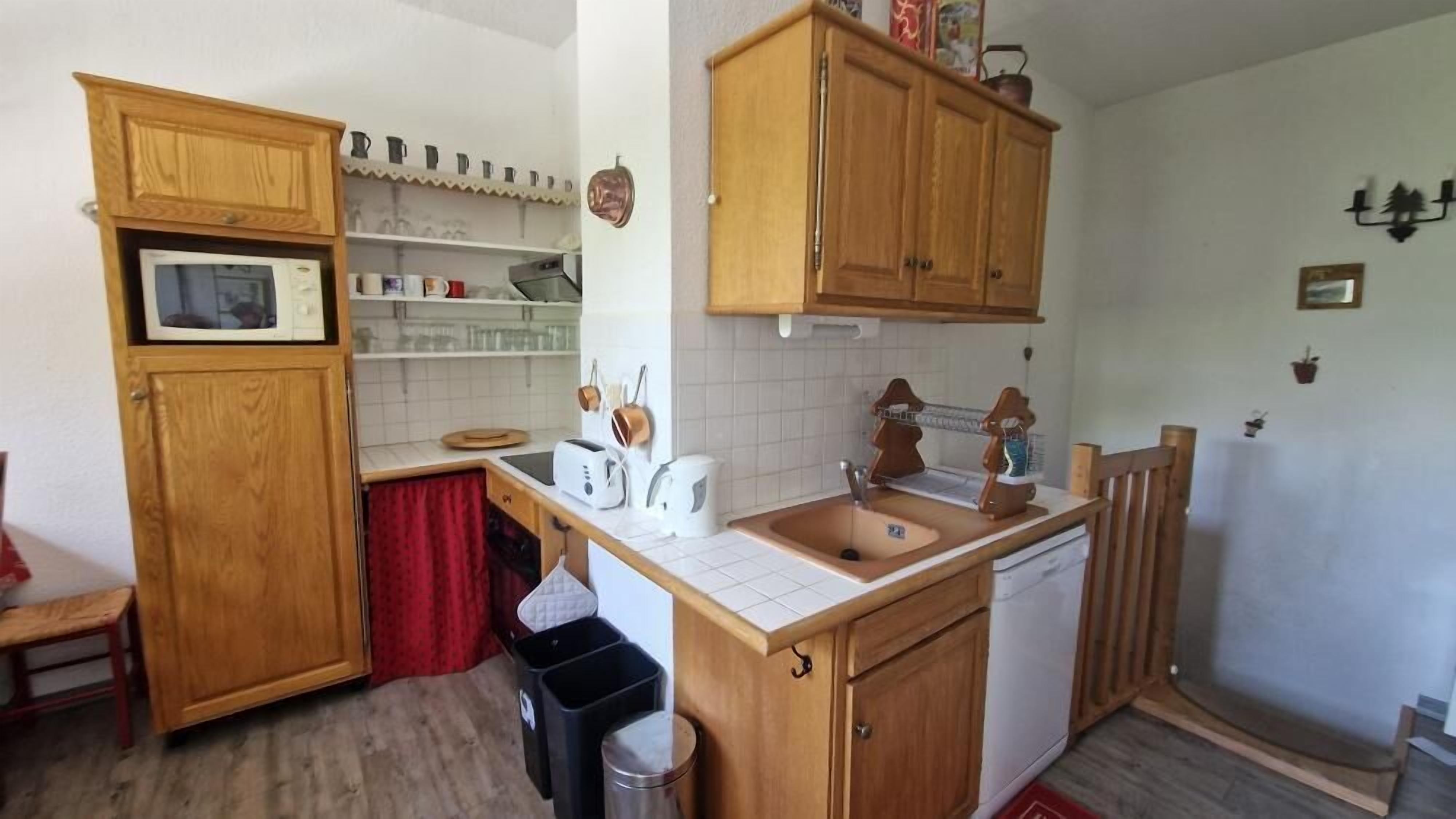 Kylskåp, mikrovågsugn, ugn och diskmaskin