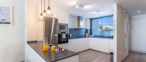 Microwave, oven, dishwasher, coffee/tea maker