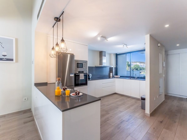 Microwave, oven, dishwasher, coffee/tea maker